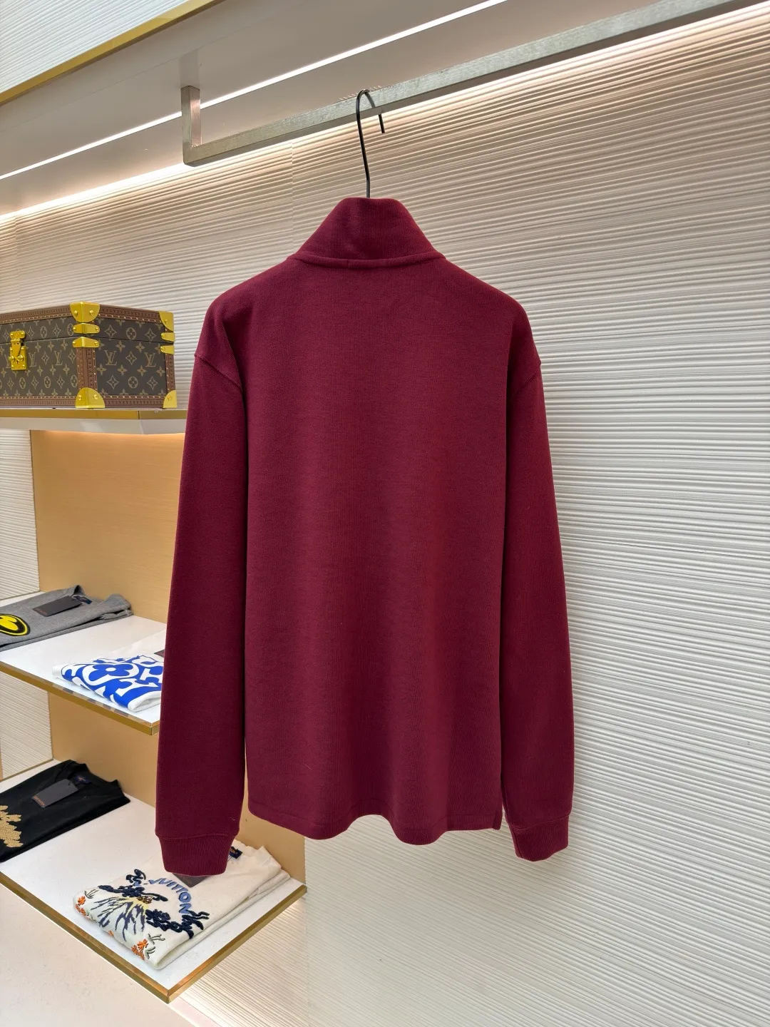 Ralph Lauren gold embroidered half turtleneck sweatshirt ●Original version: Purchased and developed at 1690 ●Item number: 1682169-A55 ●Fabric: Yayun essence cotton velvet fabric ●Technology: Embroidery production ●Color: Burgundy ●Version: Fitted version ●Weight: about 520 grams ●Size: S-M-L-XL ●Description: Customized Yayun essence cotton velvet fabric, soft and silky, comfortable and close to the skin With a pure black tone as the base color, the plaid twill trim is on the neckline, carrying the elegance and retro of British style. The exquisite golden pony logo is embellished with it. It has its own focus and is highly recognizable. The simple and smooth lines outline the overall outline. The half-zipper design is sublimated, casual yet stylish. In the name of design, it creates a new fashionable realm of sweatshirts. Adopt imported machine embroidery technology, use advanced computer control systems and precision mechanical components to achieve pony logo embroidery operations with high precision. The lines are smooth and delicate, and the fabrics have been washed. It has a better hand feel and texture, is not easy to deform, is not easy to shrink, is not easy to fade, and maintains long-term beauty. The overall wiring is straight and delicate, the fabric is comfortable and soft, and the color is consistent without color difference. It can be matched with the same style to create a fashionable look and control various occasions. Customized accessories, complete with three standards, same style for men and women!